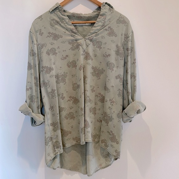 Standard Grace Floral V-Neck Long/Short Sleeve Top. Size S. Colour Olive. - Picture 1 of 6